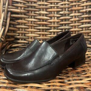 G.H. Bass & Co. Classic Brown Leather Loafers in size 9. Great condition